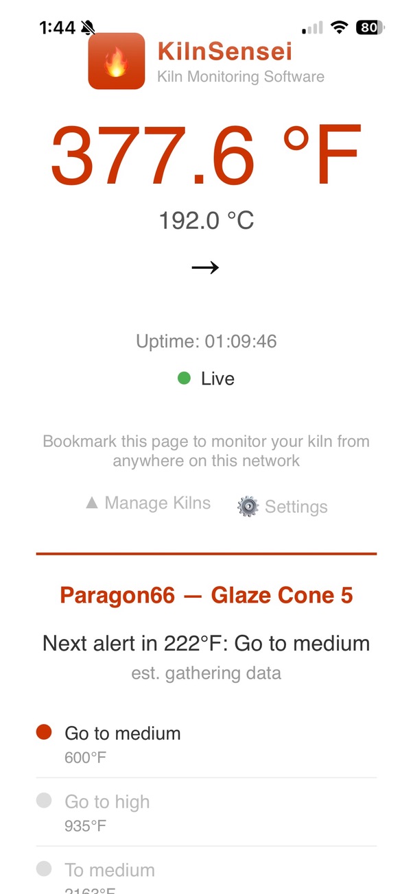 KilnSensei monitor screen showing a live kiln temperature of 377.6 degrees Fahrenheit with firing alerts